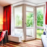 Leonardo West Hotell