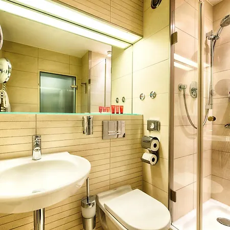 Otel Leonardo West